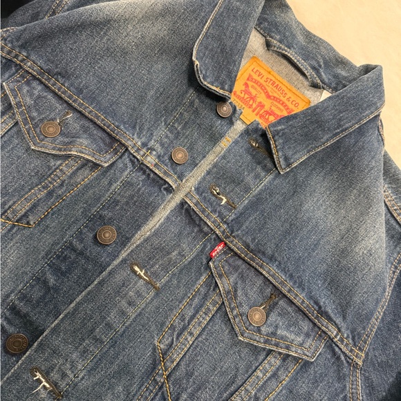 Levi's Classic Blue Denim Jacket - Picture 2 of 3